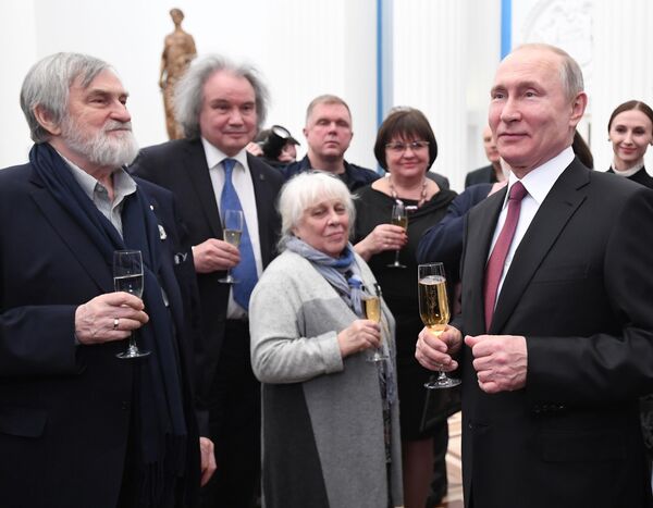 Президент РФ Владимир Путин после церемонии вручения премий президента РФ молодым деятелям культуры и в области литературы и искусства за произведения для детей и юношества за 2018 год Президент РФ Владимир Путин после церемонии вручения премий президента РФ молодым деятелям культуры и в области литературы и искусства за произведения для детей и юношества за 2018 год