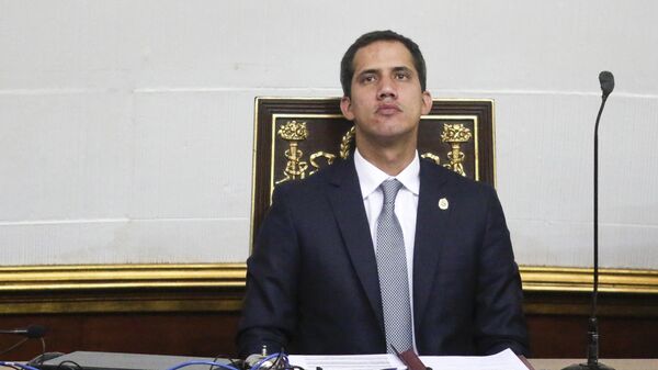 Глава Национального собрания Венесуэлы и лидер оппозиции Хуан Гуаидо на заседании парламента
