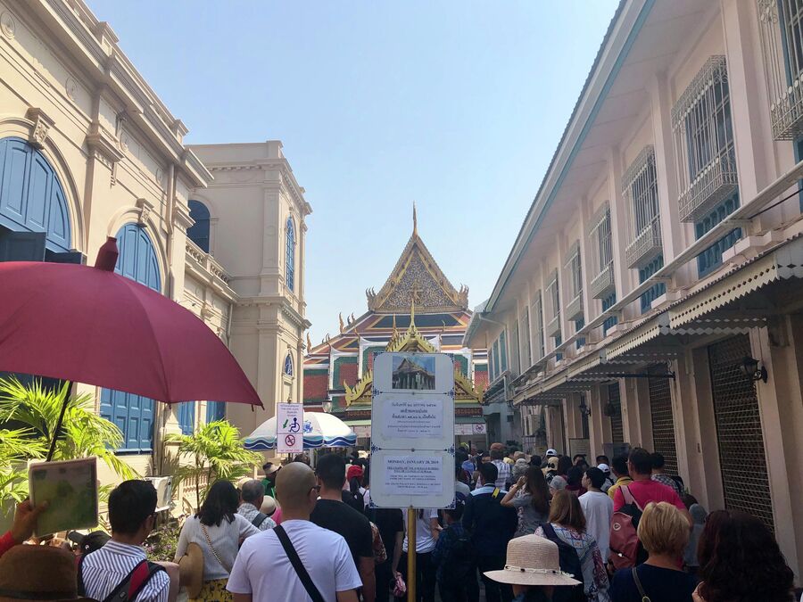 Толпа туристов перед входом в Большой дворец, Бангкок, Таиланд Толпа туристов перед входом в Большой дворец, Бангкок, Таиланд