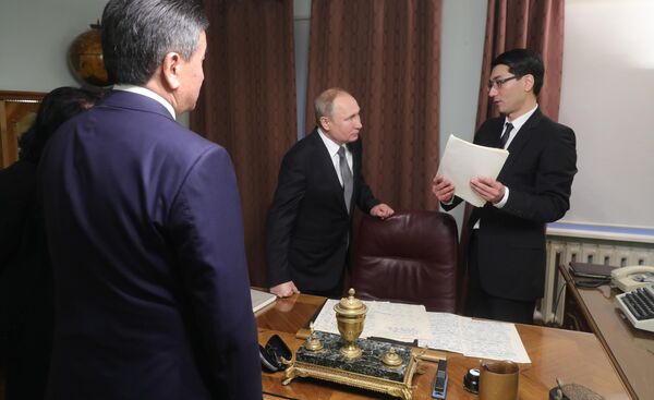 Президент РФ Владимир Путин и Эльдар Айтматов в доме-музея Чингиза Айтматова в Бишкеке. 28 марта 2019 Президент РФ Владимир Путин и Эльдар Айтматов в доме-музея Чингиза Айтматова в Бишкеке. 28 марта 2019