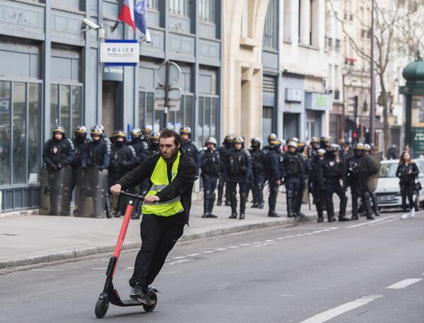 Участник акции протеста жёлтых жилетов в Париже Участник акции протеста жёлтых жилетов в Париже