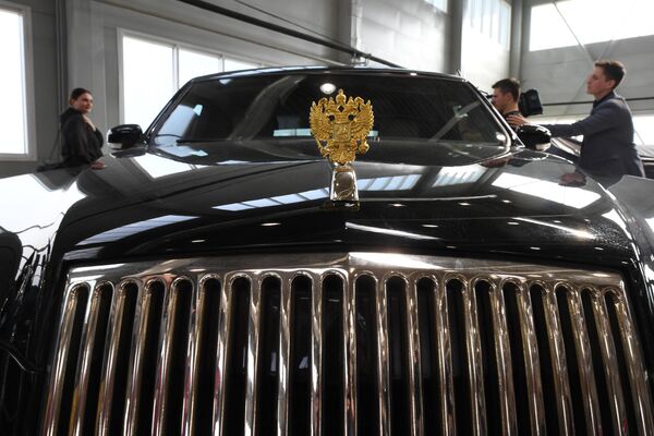 Шильдик автомобиля Aurus в Государственном научном центре РФ ФГУП НАМИ в рамках проекта Открой#Моспром в Москве Шильдик автомобиля Aurus в Государственном научном центре РФ ФГУП НАМИ в рамках проекта Открой#Моспром в Москве
