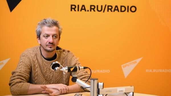 Режиссер Константин Богомолов во время интервью в студии радио Sputnik Режиссер Константин Богомолов во время интервью в студии радио Sputnik