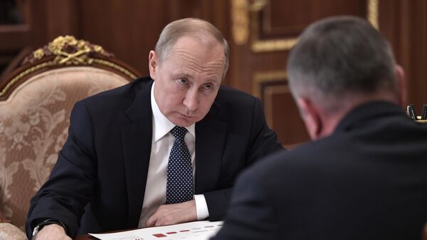Владимир Путин и губернатор Вологодской области Олег Кувшинников во время встречи