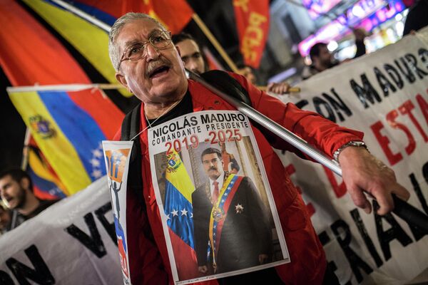 Участник акции в поддержку легитимного президента Венесуэлы Николаса Мадуро в Мадриде Участник акции в поддержку легитимного президента Венесуэлы Николаса Мадуро в Мадриде