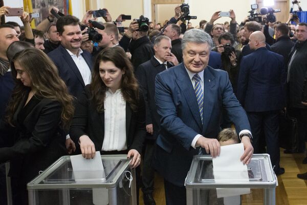 Действующий президент Украины Петр Порошенко с дочерьми на избирательном участке в Киеве во время голосования на президентских выборах. Действующий президент Украины Петр Порошенко с дочерьми на избирательном участке в Киеве во время голосования на президентских выборах.