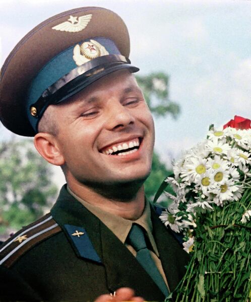 Летчик-космонавт СССР Юрий Алексеевич Гагарин с букетом ромашек Летчик-космонавт СССР Юрий Алексеевич Гагарин с букетом ромашек