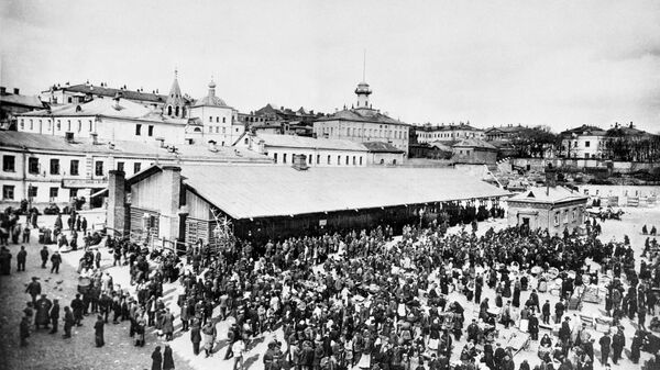 Старая Москва. Биржа труда (под навесом) и народная столовая на Хитровом рынке. Фотография П.П. Павлова. 1913 год. Старая Москва. Биржа труда (под навесом) и народная столовая на Хитровом рынке. Фотография П.П. Павлова. 1913 год.