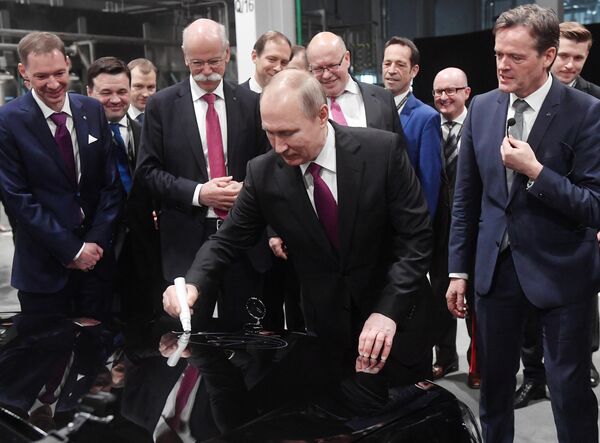 Президент РФ В. Путин принял участие в церемонии открытия завода по сборке автомобилей Мерседес-Бенц в Московской области Президент РФ В. Путин принял участие в церемонии открытия завода по сборке автомобилей Мерседес-Бенц в Московской области