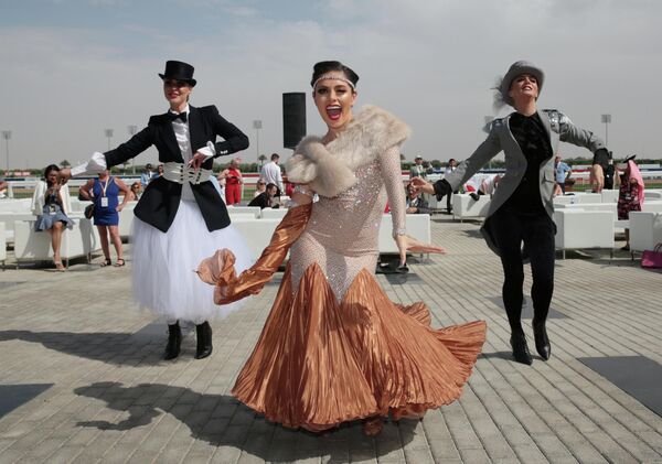 Выступление артистов перед началом скачек Dubai World Cup на ипподроме Мейдан в Дубае Выступление артистов перед началом скачек Dubai World Cup на ипподроме Мейдан в Дубае