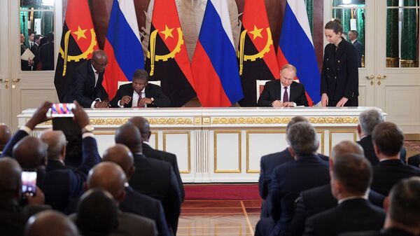Президент РФ Владимир Путин и президент Анголы Жоау Лоуренсу на церемонии подписания совместных документов Президент РФ Владимир Путин и президент Анголы Жоау Лоуренсу на церемонии подписания совместных документов