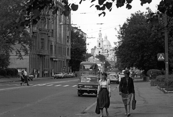 Улица Басманная в Москве. На заднем плане Богоявленский кафедральный собор в Елохове Улица Басманная в Москве. На заднем плане Богоявленский кафедральный собор в Елохове