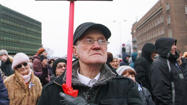 Участник митинга в поддержку мэра Риги Нила Ушакова на Ратушной площади Участник митинга в поддержку мэра Риги Нила Ушакова на Ратушной площади