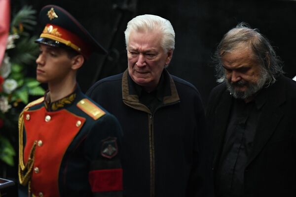 Актёр Аристарх Ливанов на церемонии прощания с народным артистом России Алексеем Булдаковым в Центральном доме кино в Москве Актёр Аристарх Ливанов на церемонии прощания с народным артистом России Алексеем Булдаковым в Центральном доме кино в Москве