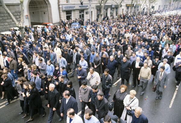 Участники процессии похорон погибших в ночь с 8 на 9 апреля 1989 года во время подавления антисоветского митинга в Тбилиси Участники процессии похорон погибших в ночь с 8 на 9 апреля 1989 года во время подавления антисоветского митинга в Тбилиси
