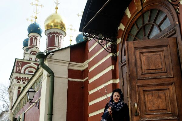 Женщина у храма Успения Пресвятой Богородицы в Гончарах в Москве Женщина у храма Успения Пресвятой Богородицы в Гончарах в Москве