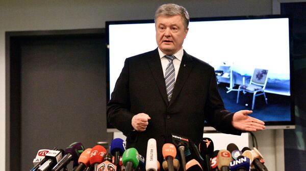 Кандидат в президенты Украины Петр Порошенко общается с журналистами после сдачи анализа на алкоголь и наркотики в медпункте стадиона Олимпийский Кандидат в президенты Украины Петр Порошенко общается с журналистами после сдачи анализа на алкоголь и наркотики в медпункте стадиона Олимпийский