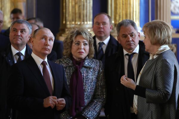Президент РФ Владимир Путин во время осмотра церкви Воскресения Христова в Екатерининском дворце на территории музея-заповедника Царское село. 10 апреля 2019 Президент РФ Владимир Путин во время осмотра церкви Воскресения Христова в Екатерининском дворце на территории музея-заповедника Царское село. 10 апреля 2019