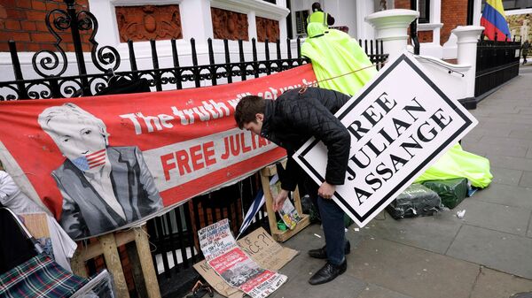 Акция протеста у здания посольства Эквадора в Лондоне, Великобритания. 11 апреля 2019 Акция протеста у здания посольства Эквадора в Лондоне, Великобритания. 11 апреля 2019