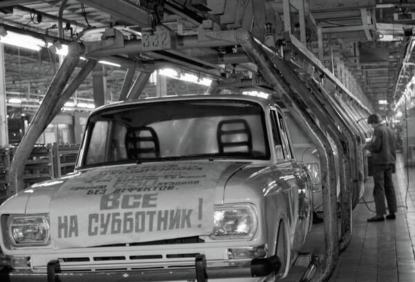Сборка автомобилей на главном конвейере Автомобильного завода им. Ленинского комсомола. Субботник посвященный 116 годовщине со дня рождения В. И. Ленина. Сборка автомобилей на главном конвейере Автомобильного завода им. Ленинского комсомола. Субботник посвященный 116 годовщине со дня рождения В. И. Ленина.