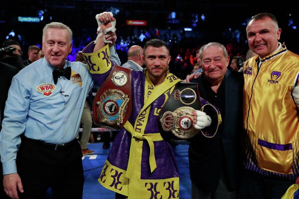 Василий Ломаченко с чемпионскими поясами Василий Ломаченко с чемпионскими поясами