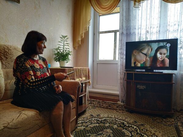 Валентина Пескова смотрит подключенный к цифровому вещанию телевизор.
Валентина Пескова смотрит подключенный к цифровому вещанию телевизор.
