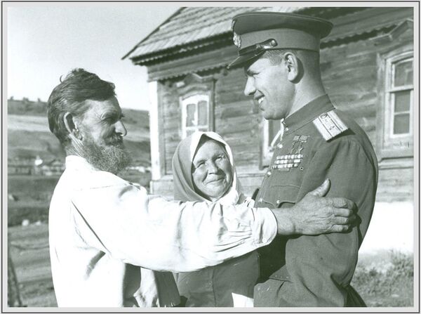 Фотография М. Редькина, получившая неофициальное название С Победой, сынок!. Сделана весной 1946 года в селе Лапоть Саратовской области — родине маршала авиации Н.М. Скоморохова Фотография М. Редькина, получившая неофициальное название С Победой, сынок!. Сделана весной 1946 года в селе Лапоть Саратовской области — родине маршала авиации Н.М. Скоморохова