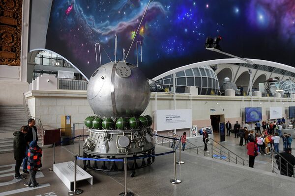 Макет космического корабля Восток представлен в павильоне Космос на ВДНХ в рамках мероприятий, посвященных Дню космонавтики Макет космического корабля Восток представлен в павильоне Космос на ВДНХ в рамках мероприятий, посвященных Дню космонавтики