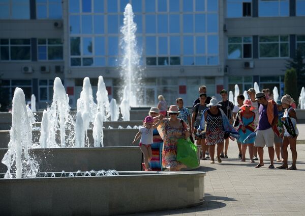 Отдыхающие на Центральной площади в Анапе Отдыхающие на Центральной площади в Анапе