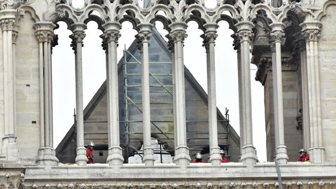 Пожарные осматривают крышу собора Парижской Богоматери после пожара Пожарные осматривают крышу собора Парижской Богоматери после пожара