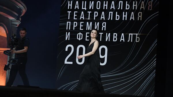 Актриса Дарья Мороз, ставшая лауреатом в номинации Драма/женская роль за роль Тузенбах в спектакле Три сестры московского художественного театра имени Чехова Актриса Дарья Мороз, ставшая лауреатом в номинации Драма/женская роль за роль Тузенбах в спектакле Три сестры московского художественного театра имени Чехова