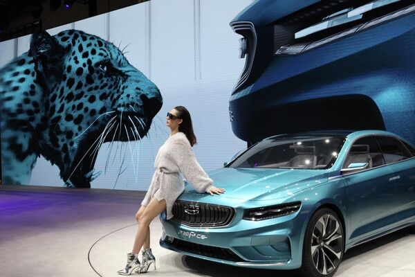 Модель возле автомобиля Geely на автосалоне в Шанхае Модель возле автомобиля Geely на автосалоне в Шанхае