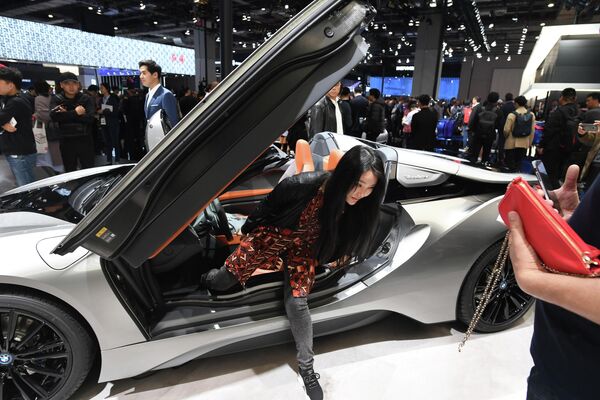 Автомобиль BMW i8 Roadster на автосалоне в Шанхае Автомобиль BMW i8 Roadster на автосалоне в Шанхае