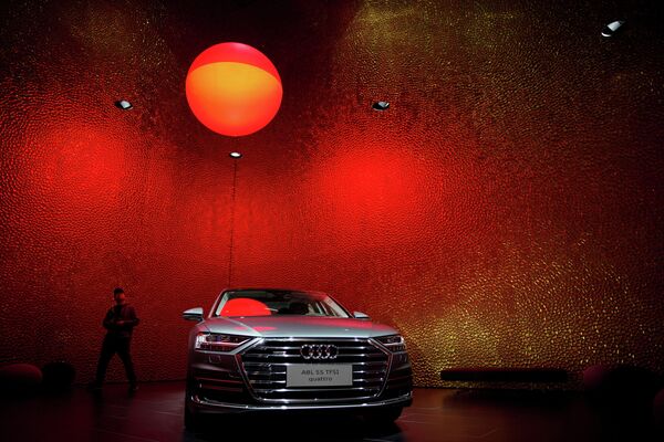 Автомобиль Audi A8L на автосалоне в Шанхае Автомобиль Audi A8L на автосалоне в Шанхае