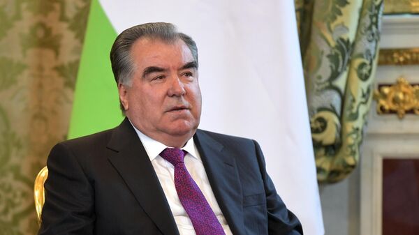 Президент Таджикистана подписал поправки о штрафах за отсутствие масок