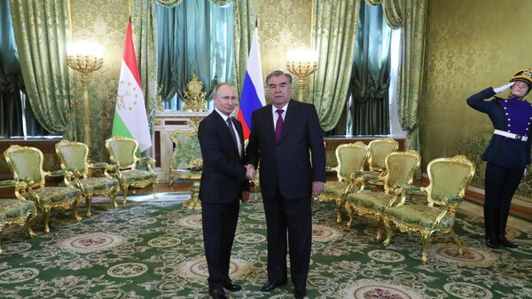 Владимир Путин и президент Таджикистана Эмомали Рахмон во время встречи. 17 апреля 2019 Владимир Путин и президент Таджикистана Эмомали Рахмон во время встречи. 17 апреля 2019