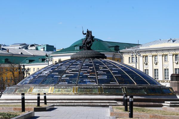 Фонтан Часы Мира на Манежной площади в Москве Фонтан Часы Мира на Манежной площади в Москве