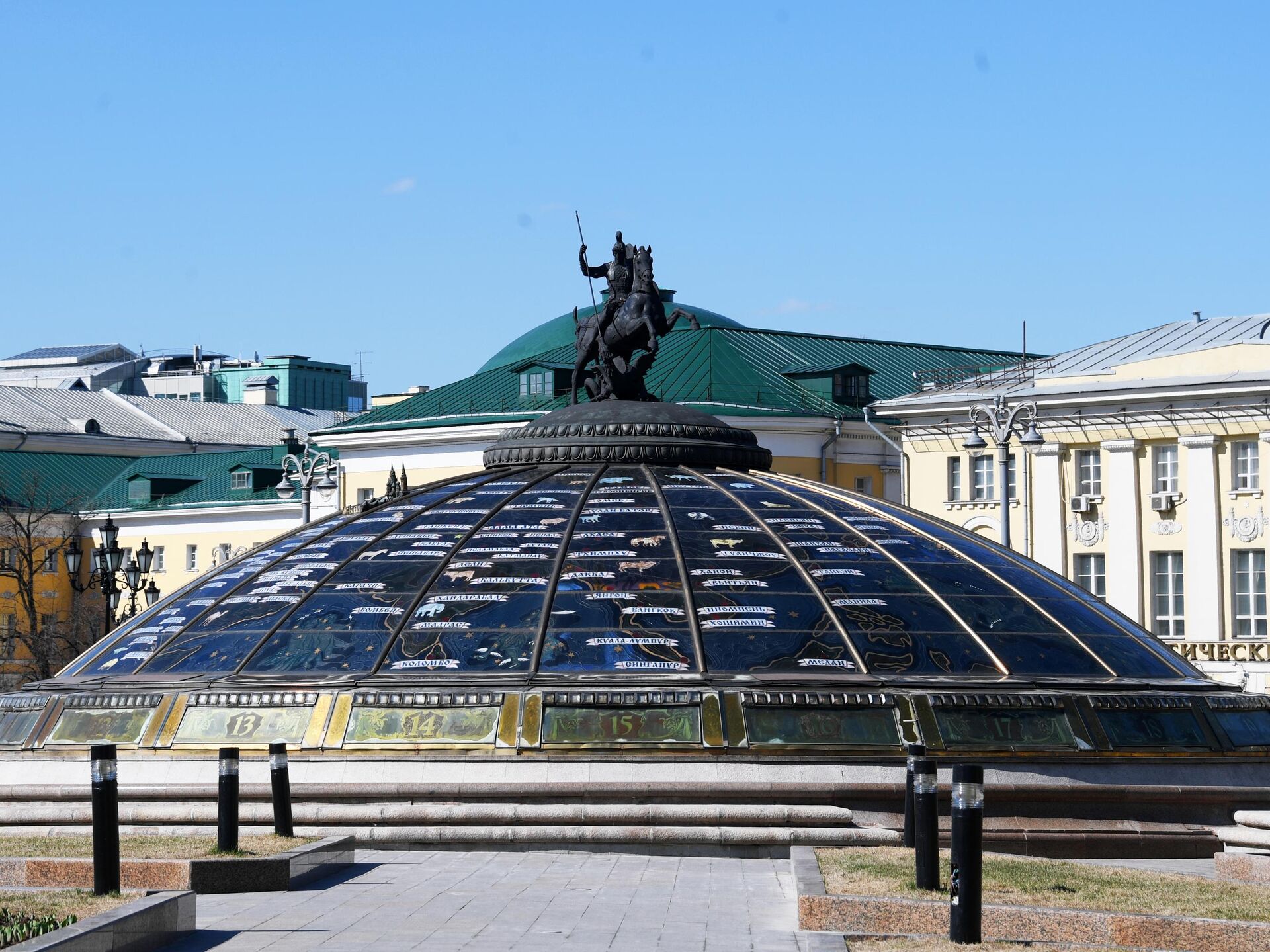 Фонтан часы мира на манежной площади в москве фото