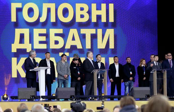 Кандидаты в президенты Украины Петр Порошенко и Владимир Зеленский во время дебатов на стадионе Олимпийский в Киеве Кандидаты в президенты Украины Петр Порошенко и Владимир Зеленский во время дебатов на стадионе Олимпийский в Киеве