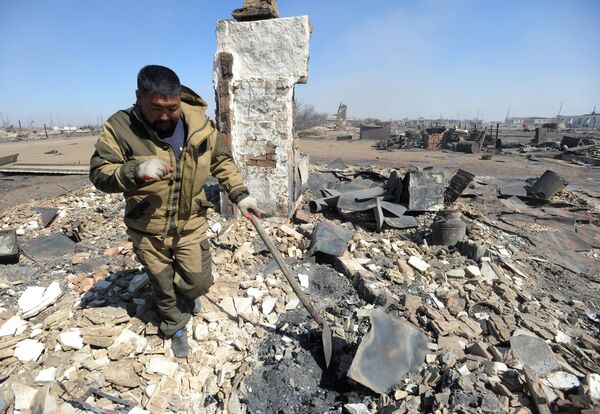 Мужчина ликвидирует последствия пожара в селе Усть-Ималка Ононского района Забайкальского края Мужчина ликвидирует последствия пожара в селе Усть-Ималка Ононского района Забайкальского края