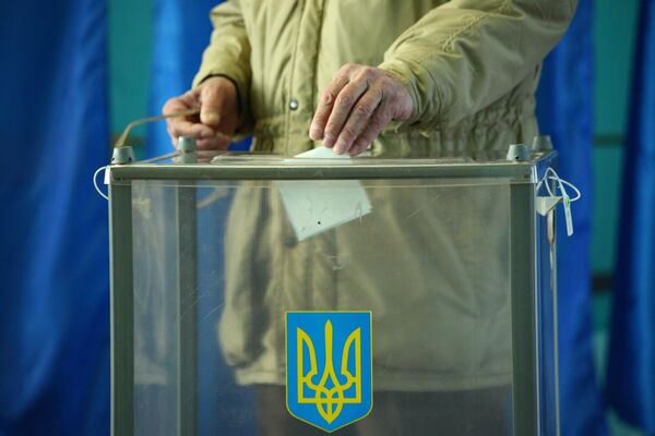 Избиратель во время голосования на одном из избирательных участков города Харькова в день второго тура выборов президента Украины Избиратель во время голосования на одном из избирательных участков города Харькова в день второго тура выборов президента Украины