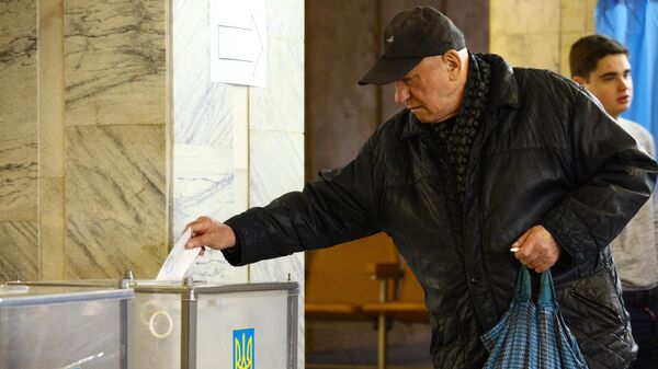 Мужчина во время голосования на одном из избирательных участков города Харькова в день второго тура выборов президента Украины Мужчина во время голосования на одном из избирательных участков города Харькова в день второго тура выборов президента Украины