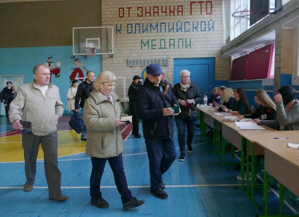 Жители Киева во время голосования на одном из избирательных участков города в день второго тура выборов президента Украины Жители Киева во время голосования на одном из избирательных участков города в день второго тура выборов президента Украины