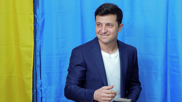 Кандидат в президенты от партии Слуга народа Владимир Зеленский во время голосования на одном из избирательных участков Киева в день второго тура выборов президента Украины Кандидат в президенты от партии Слуга народа Владимир Зеленский во время голосования на одном из избирательных участков Киева в день второго тура выборов президента Украины