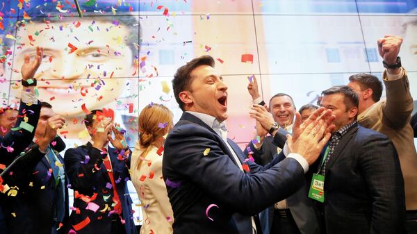 Кандидат в президенты от партии Слуга народа Владимир Зеленский во время объявления результатов Национального exit poll-2019 Кандидат в президенты от партии Слуга народа Владимир Зеленский во время объявления результатов Национального exit poll-2019
