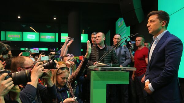 Кандидат в президенты Украины от партии Слуга народа Владимир Зеленский в собственном штабе в конгрессно-выставочном центре Парковый. 21 апреля 2019 Кандидат в президенты Украины от партии Слуга народа Владимир Зеленский в собственном штабе в конгрессно-выставочном центре Парковый. 21 апреля 2019