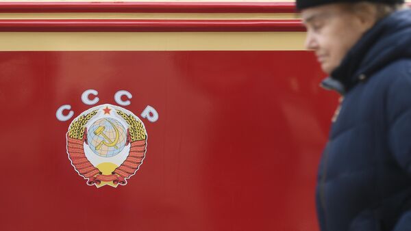 Женщина у трамвайного вагона, участниа торжественного парада трамваев разных времен. Московский трамвай празднует 120-летний юбилей запуска трамвайного движения в столице Женщина у трамвайного вагона, участниа торжественного парада трамваев разных времен. Московский трамвай празднует 120-летний юбилей запуска трамвайного движения в столице