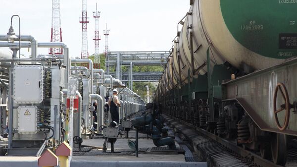 Цистерны в нефтеналивном порту Цистерны в нефтеналивном порту