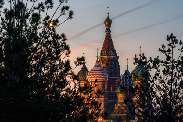 Вид на Собор Покрова Пресвятой Богородицы (Храм Василия Блаженного) с территории природно-ландшафтного парка Зарядье в Москве Вид на Собор Покрова Пресвятой Богородицы (Храм Василия Блаженного) с территории природно-ландшафтного парка Зарядье в Москве