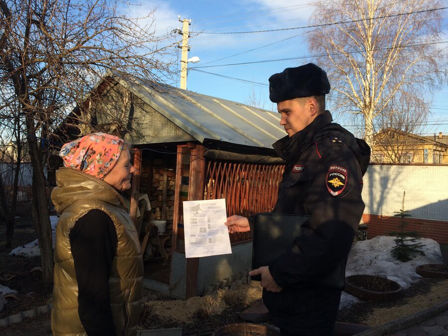 Дудин рассказывает пенсионерке о мошенниках Дудин рассказывает пенсионерке о мошенниках